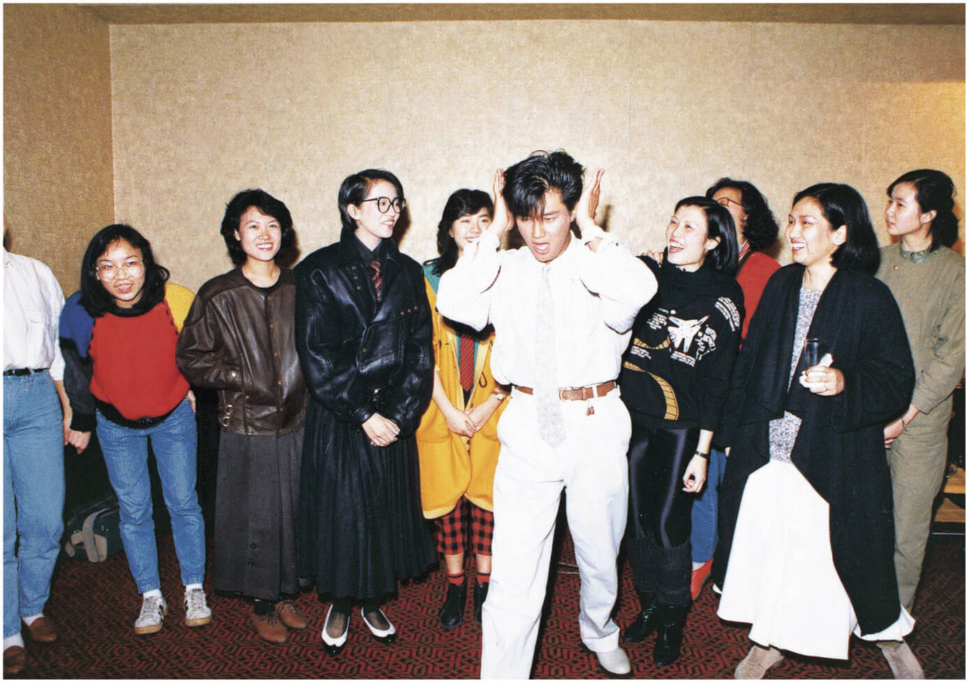 1985年，近藤真彥初次來港，在酒會邂逅梅艷芳，；翌年他來港開演唱會，有緣人再遇，雙雙墮入愛河。