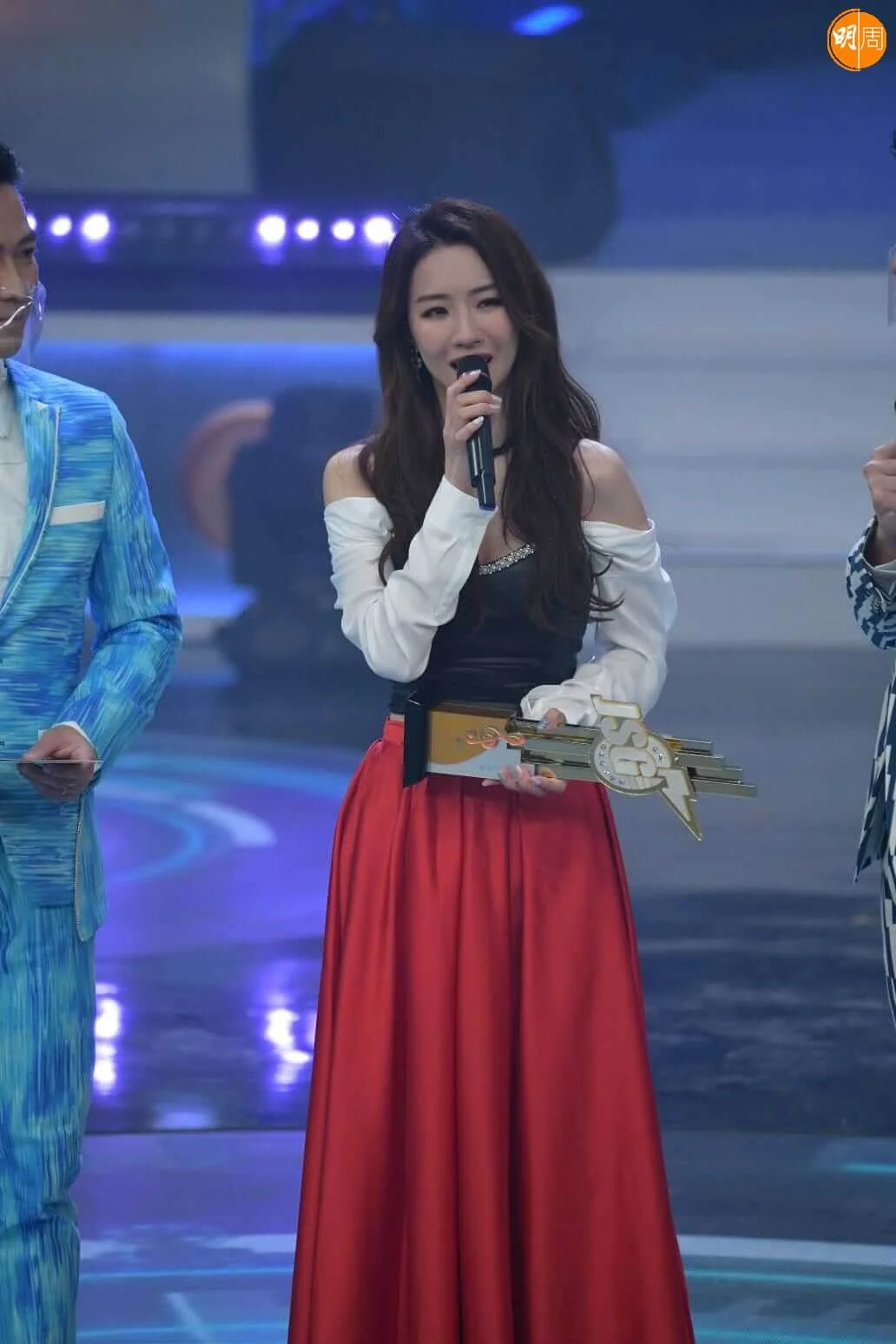 冧莊《勁歌》三屆的「最受歡迎女歌星」菊梓喬,隨着人事變動,今屆《勁歌》終於有競爭對手。