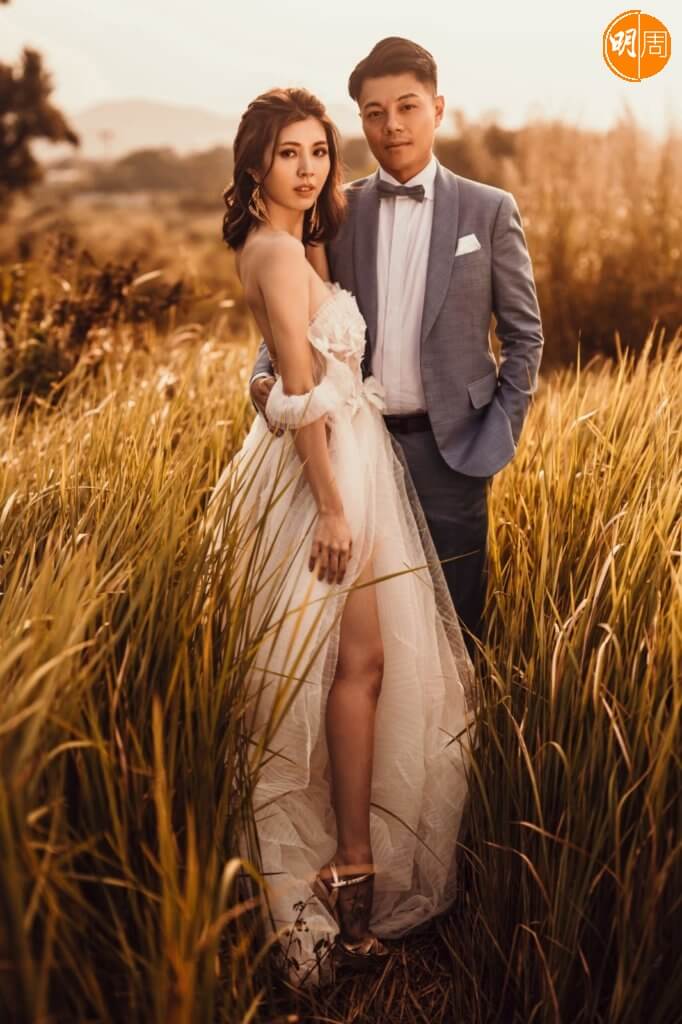 上月兩人分別於社交網站貼上婚紗照，宣布明年舉行婚禮。