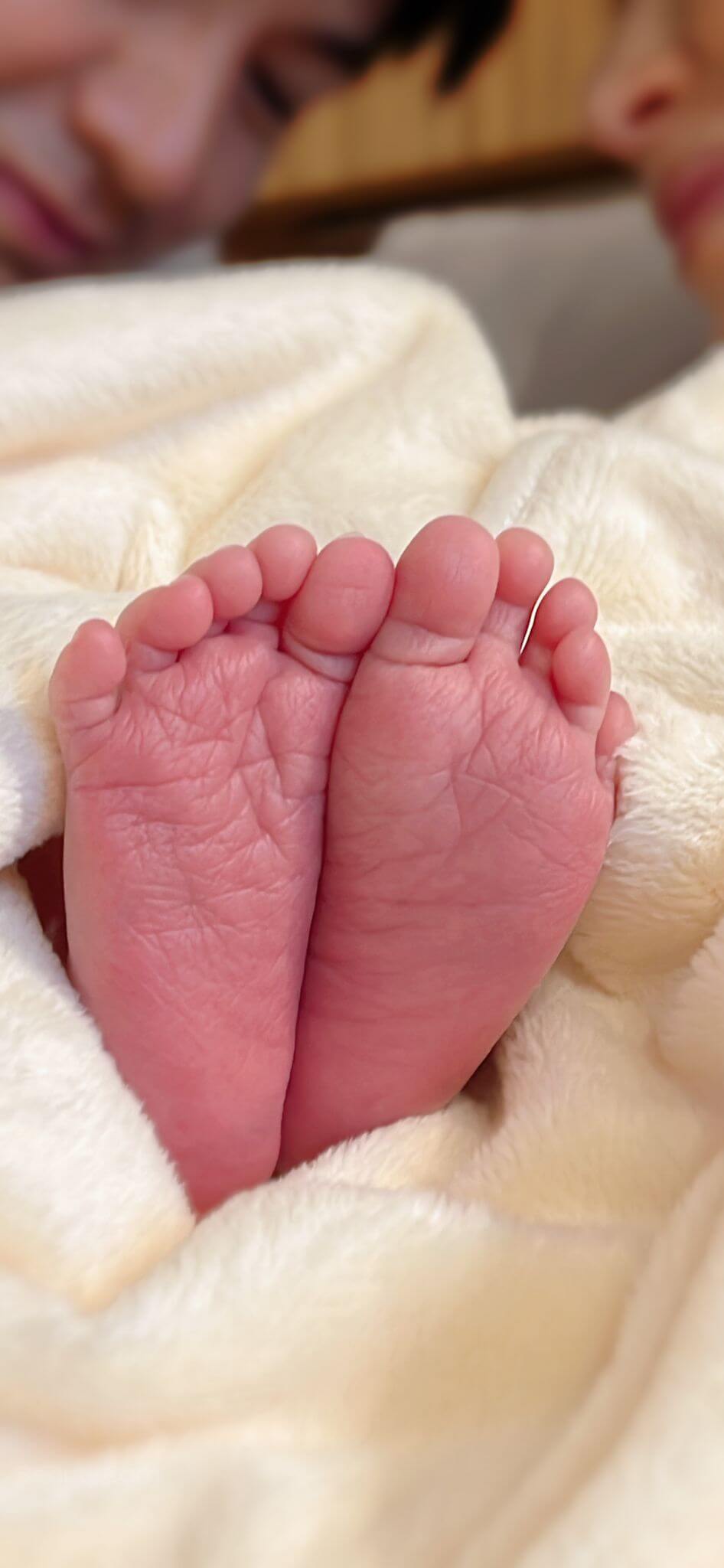 羅子溢在社交網分享囝囝的小腳丫，表示：「多謝大家關心！母子平安，辛苦太太！」