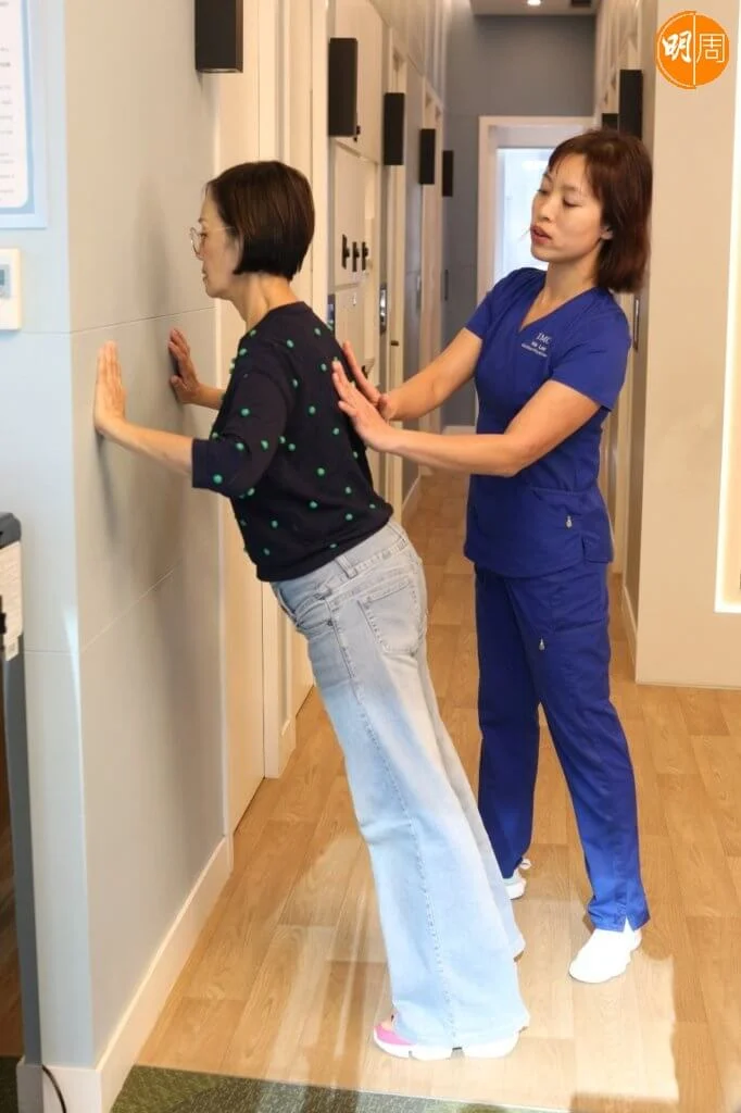 動作時注意眼望前方，手踭指向地面。