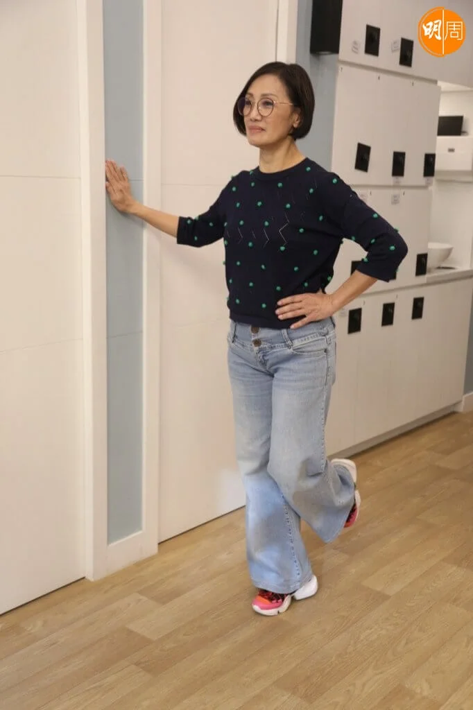 手扶牆壁單腳站立，重複將小腿提升增加小腿肌力，加強版可雙手叉腰，不用扶牆壁單腳站立，左右腳交替練習。