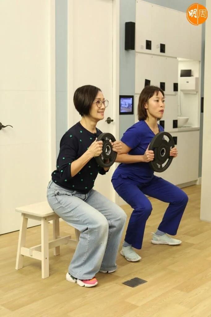 加強版動作一樣，但可手持水樽或其他物件，重量可自行調節。