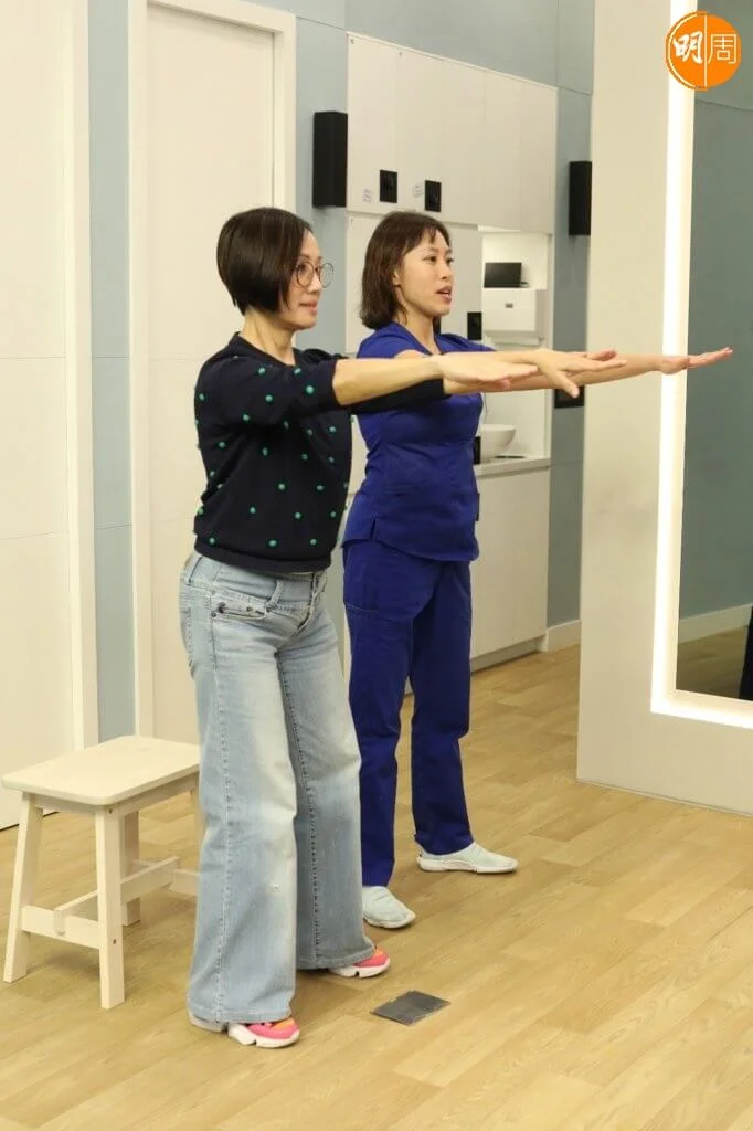 雙手平伸眼望前方