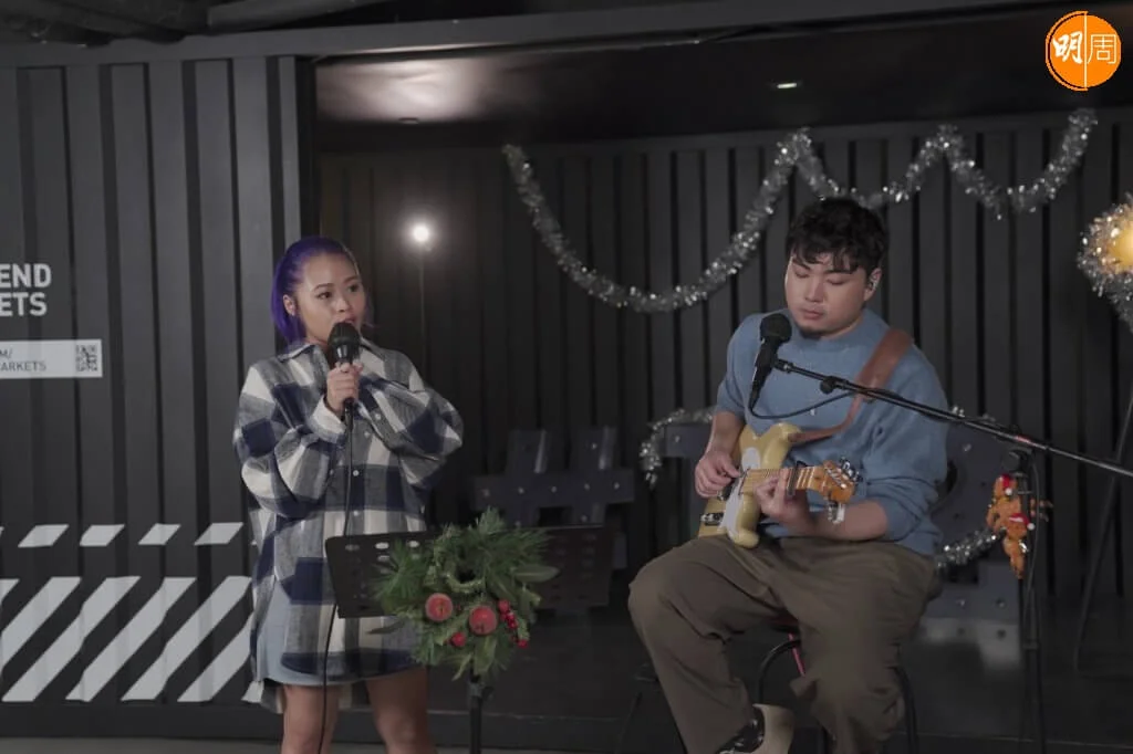 「小塵埃」在《明周》節目獻唱新歌《第二次告白》、《卜卜卜》及《高地之下》。