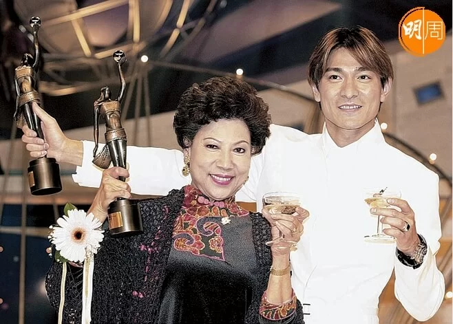 憑電影《爆裂刑警》奪香港金像獎「最佳女主角」,而影帝則由劉德華奪得。