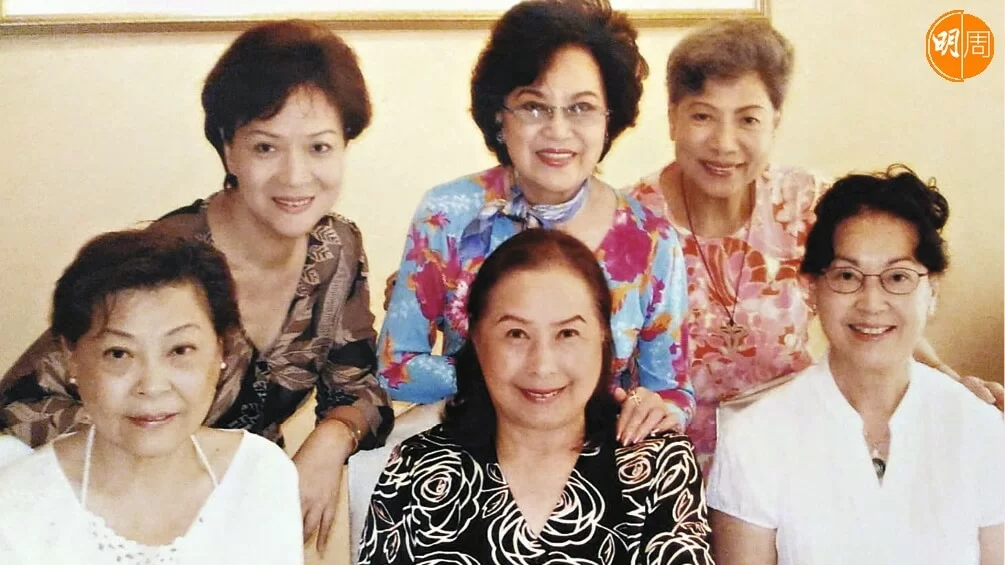 劉桂芳指這張照片非常珍貴，她和李香琴、羅蘭與（左至右）梁葆貞、賀蘭、尹芳玲難得合照。
