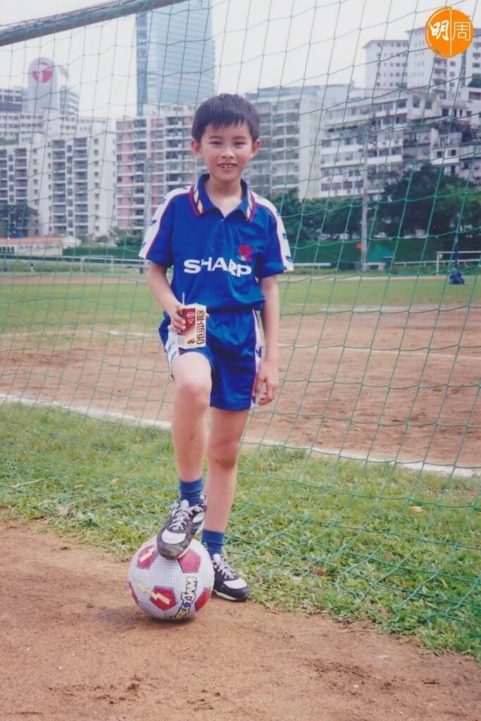 何廣沛小時候是足球小將，在港島區長大，十五歲移民美國。