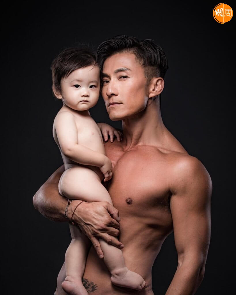 陳山聰半裸和兒子Jaco拍合照。