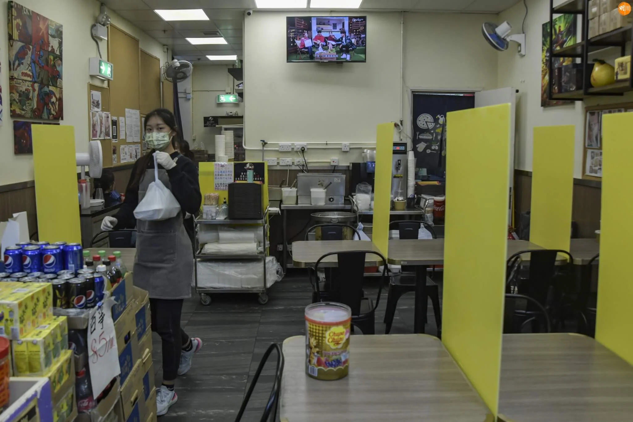 由1月7日凌晨零時起,食肆於晚上6時至翌日5時全面禁止堂食,為期14天。