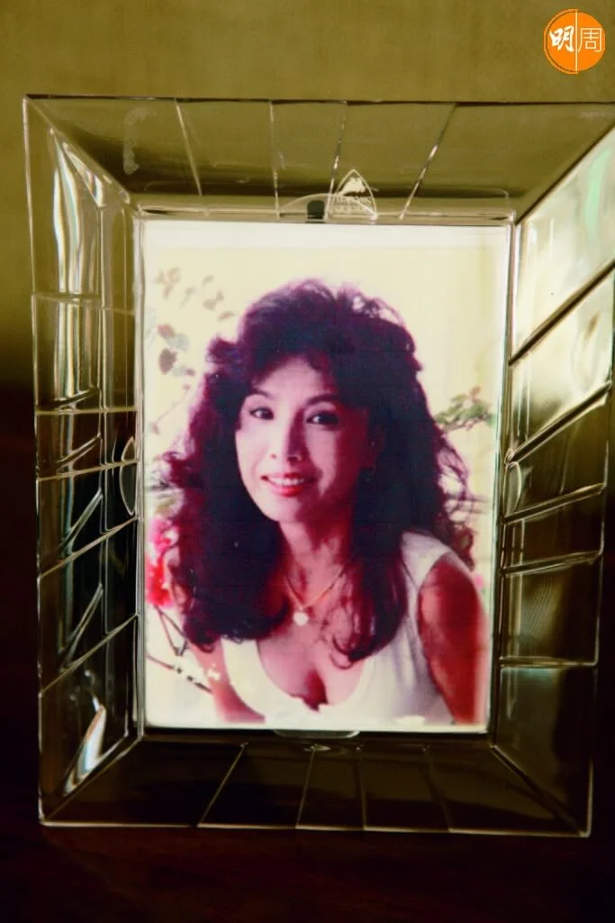 姚煒曾是歌影視圈一代美女,亦是城中名媛,家中相架的照片可見她的美貌。