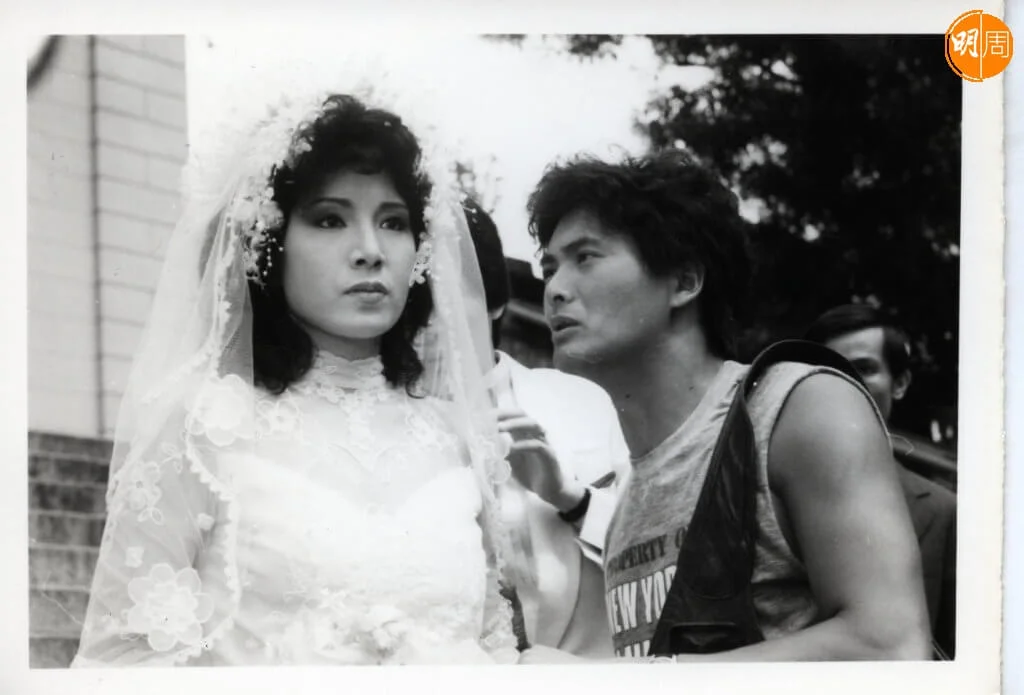 1979年劇集《奮鬥》之中,姚煒和周潤發有一段情。