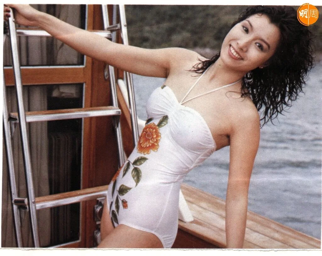 姚煒是八十年代的女神,拍泳衣照的甫士自然。