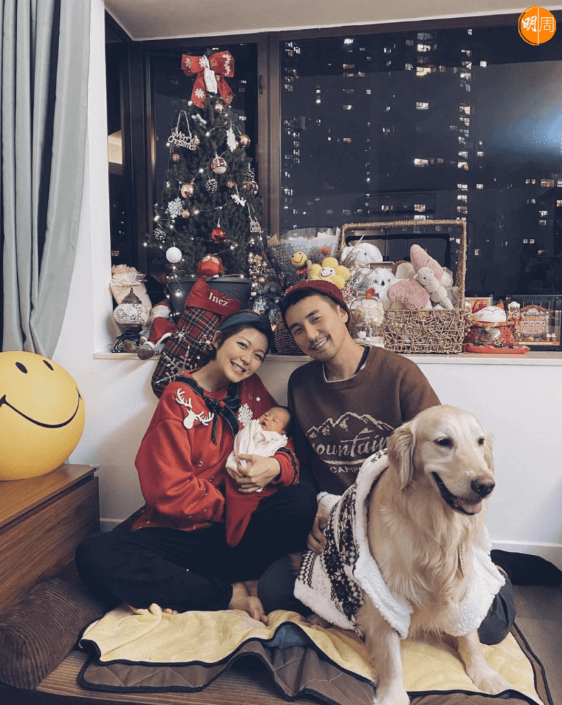去年聖誕節，一家人在家拍攝全家福，幸福滿瀉。