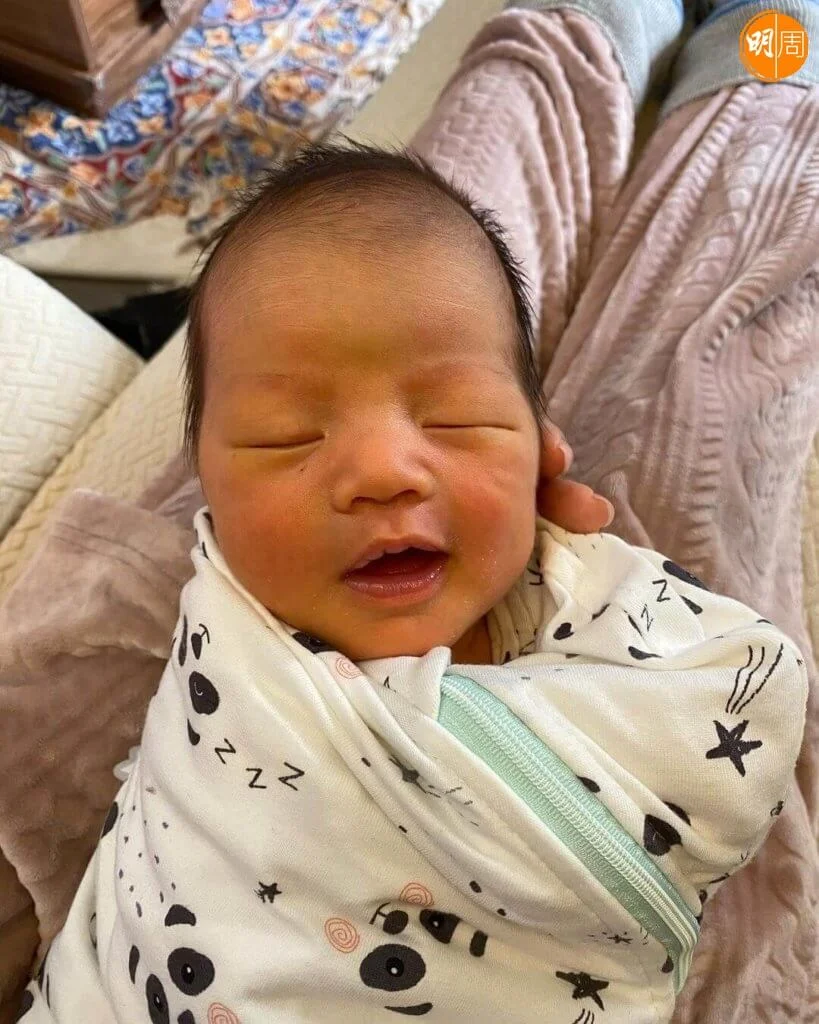 洪永城指女兒現時已懂得扭抱