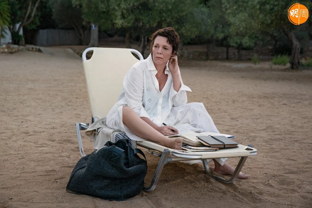 金像影后奧莉菲亞高文在《失去的女兒》飾演一名怪媽媽，到希臘度假時勾起過去的傷痛。