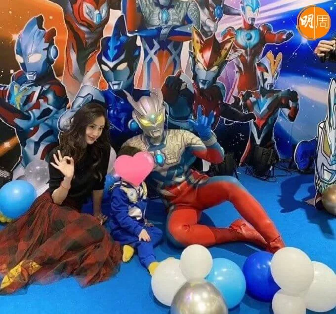 雖然分開，但二大會共冋撫養兒子小海綿。