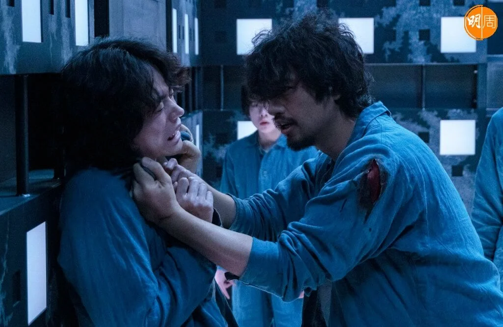 影片逐漸曝露角色的真面目,人性醜陋的一面亦漸漸浮現。