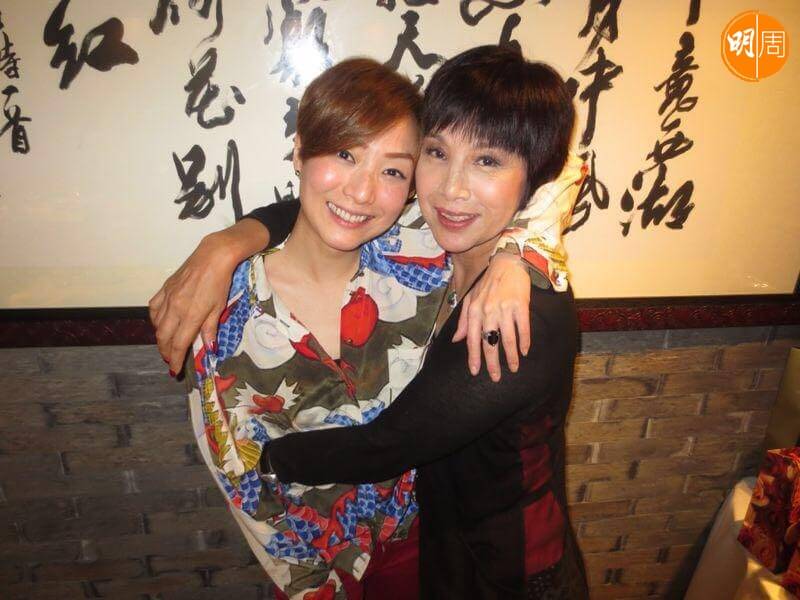 姚煒邀請鄭秀文參加查經班,後來鄭秀文受洗,兩人是基督教之中的姊妹。