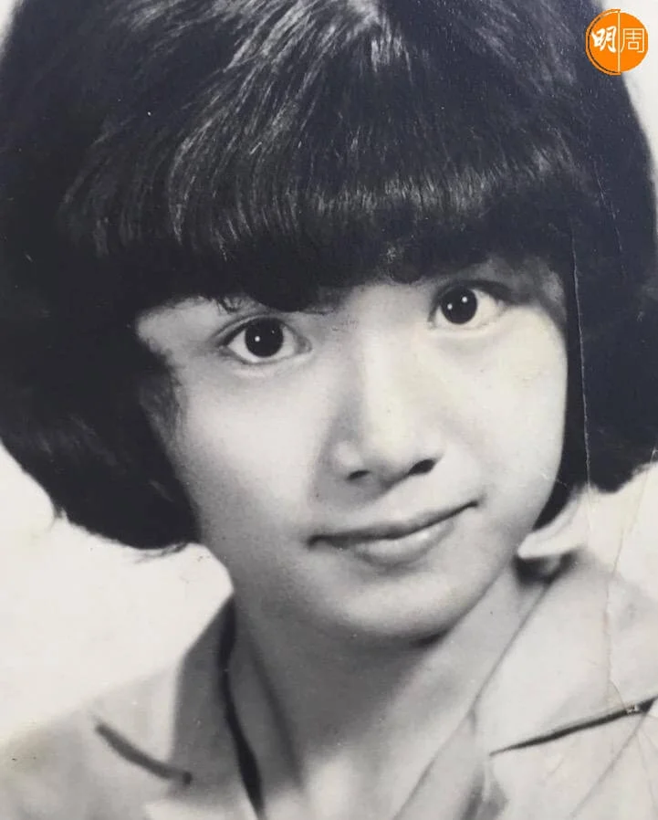 姚煒生於上海,來港後家境貧窮,由穿膠花、釘珠片做到歌廳歌手。