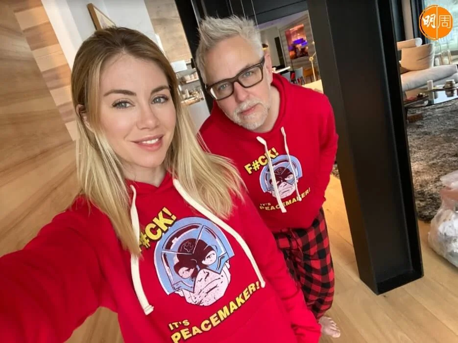 導演占士根（右）和女友Jennifer Holland