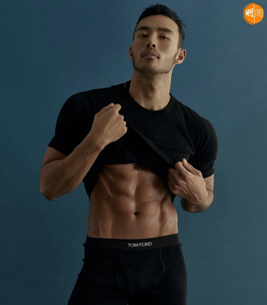 吳振澤外形粗獷陽剛,經常在網上上載自家西裝店的新款式。