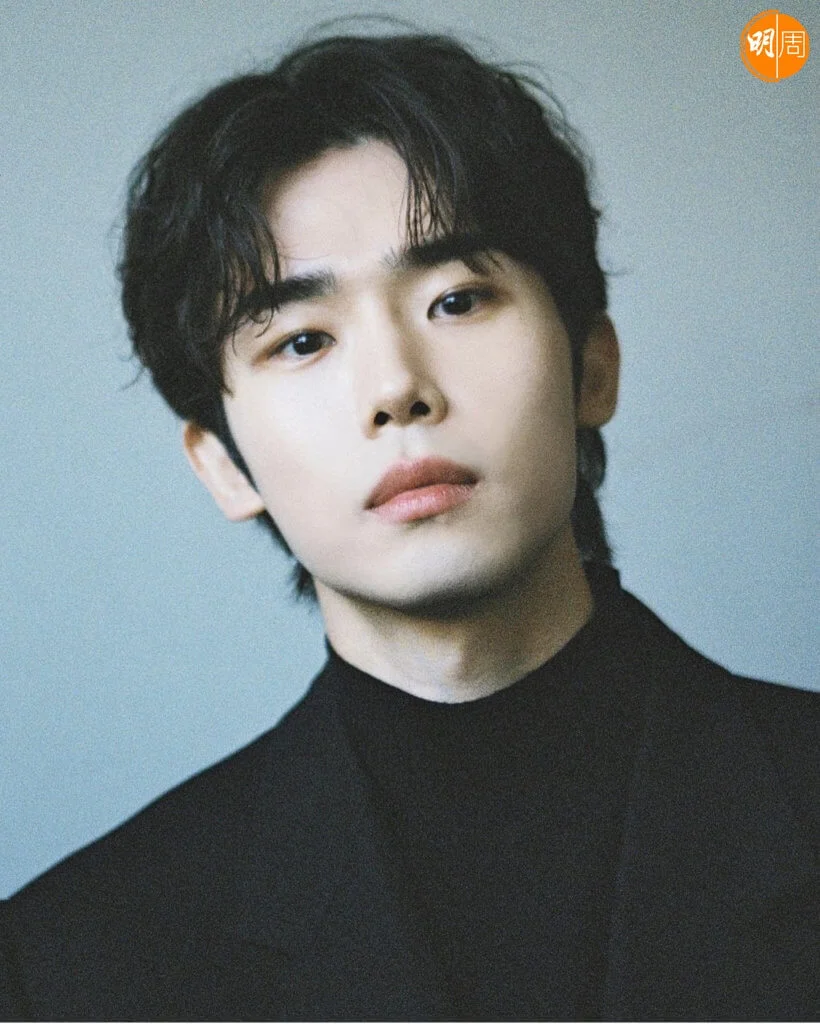 崔時訓外形斯文,樣貌令人想起李鍾碩。