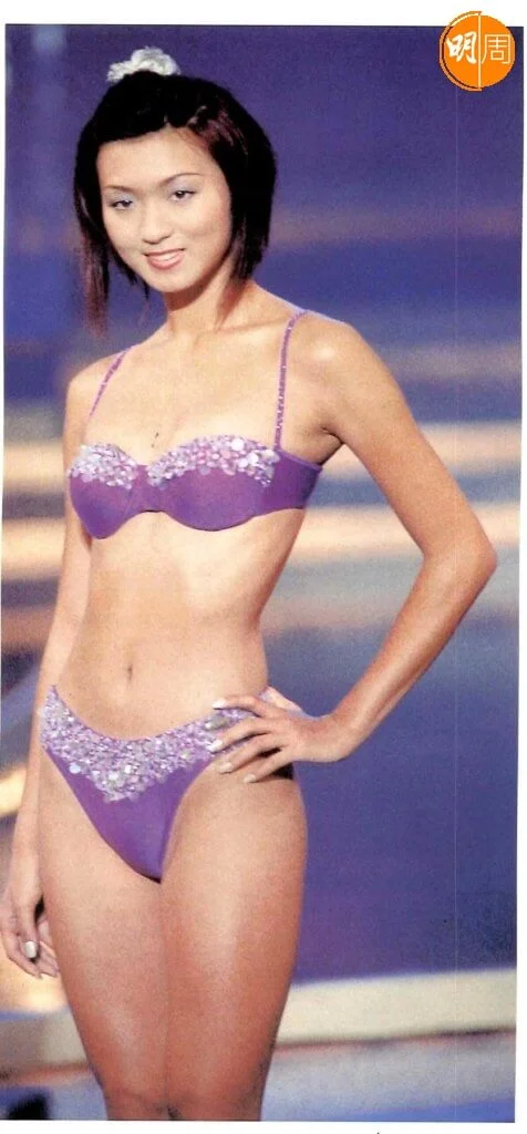 九八年在媽媽鼓勵下，姚嘉妮參選亞姐，獲得季軍。 