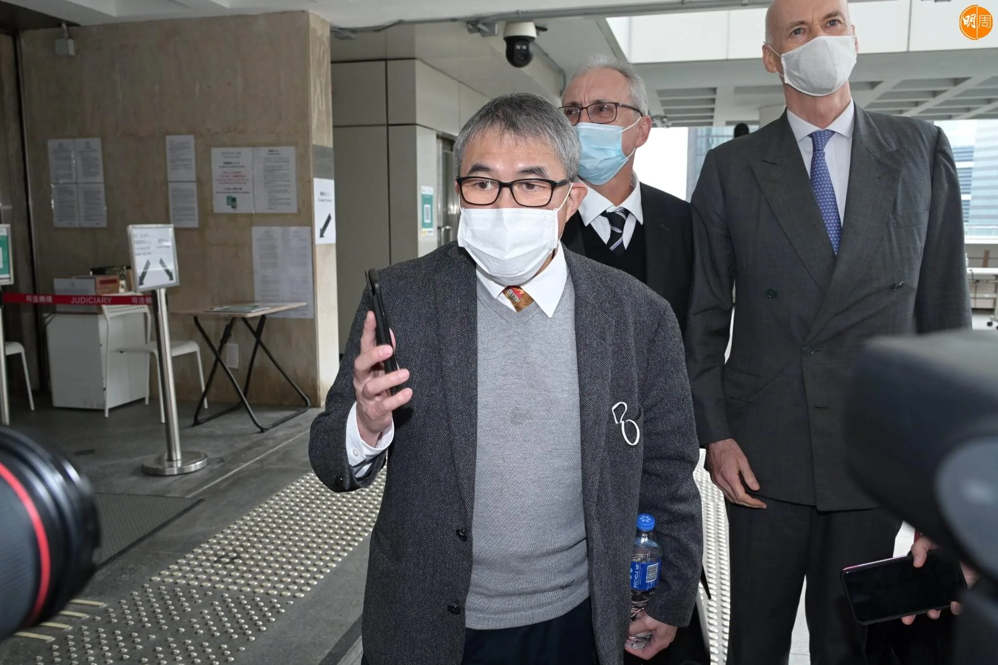 霍震宇離開法院時,對記者提問能跟家人和解時,他說:「有進展。」