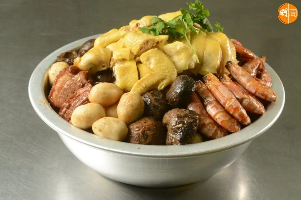 盆菜成為過年必不可少的年菜,空肚聚餐很容易吃得過量。