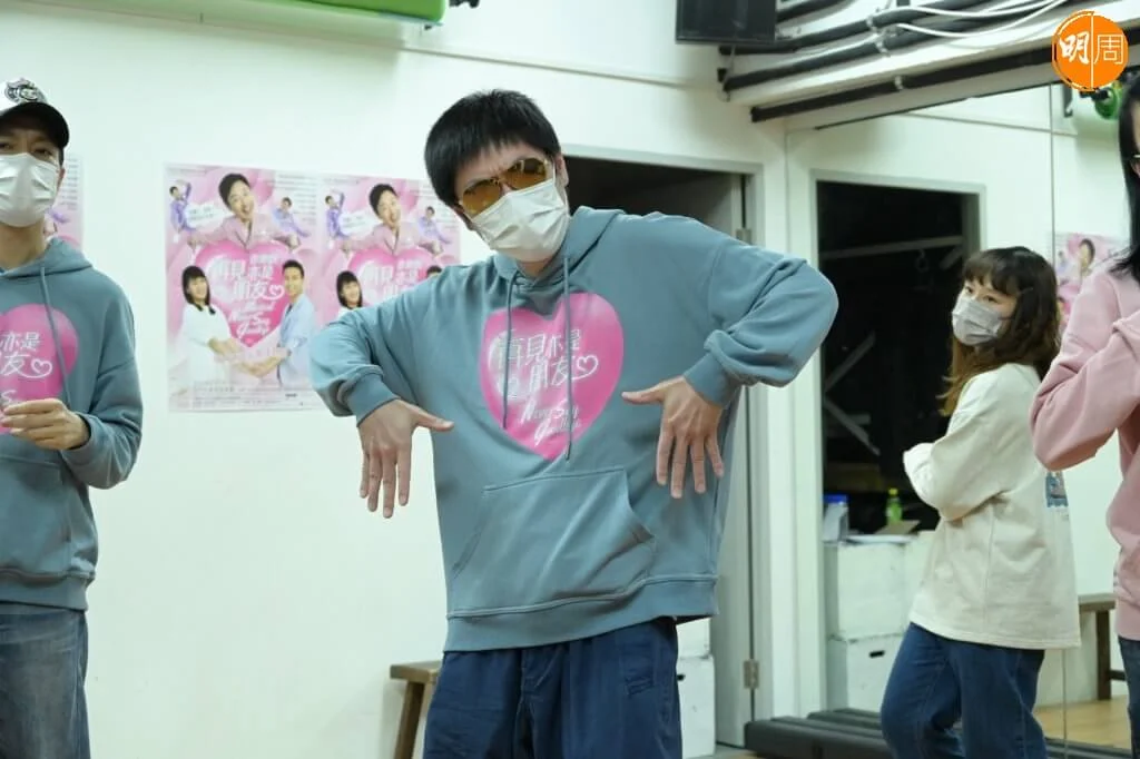 由於思捷向來有扮演四大天王,所以是日他也充當排舞師指導大家。