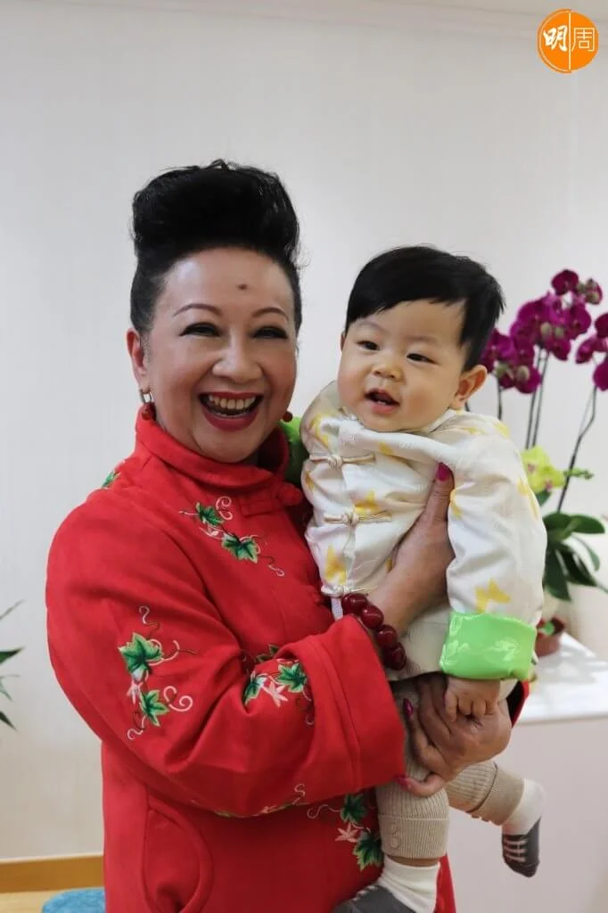 家燕姐首次有孫仔陪過年，BB笑口常開令一家人充滿喜氣。 