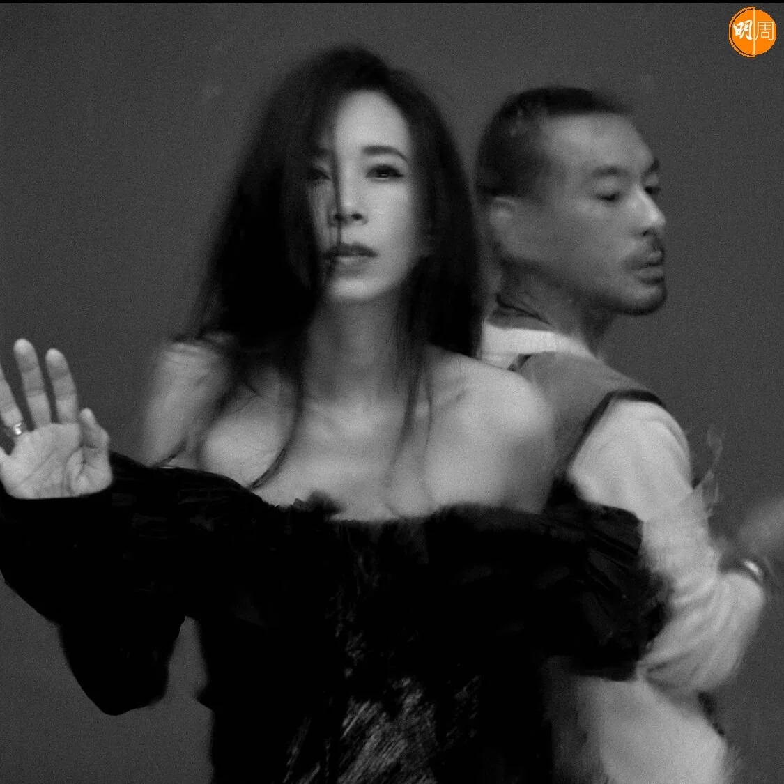 莫文蔚Karen亦是跟Juno兩度合作的女歌手,Juno收到《因一個人而流出一滴淚》便想到Karen,當時Karen身在英國,正準備回香港舉行最後一次演唱會。