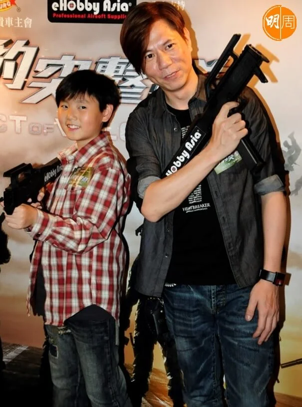 雷有輝的兒子Matt小時候跟父親出席公開活動。