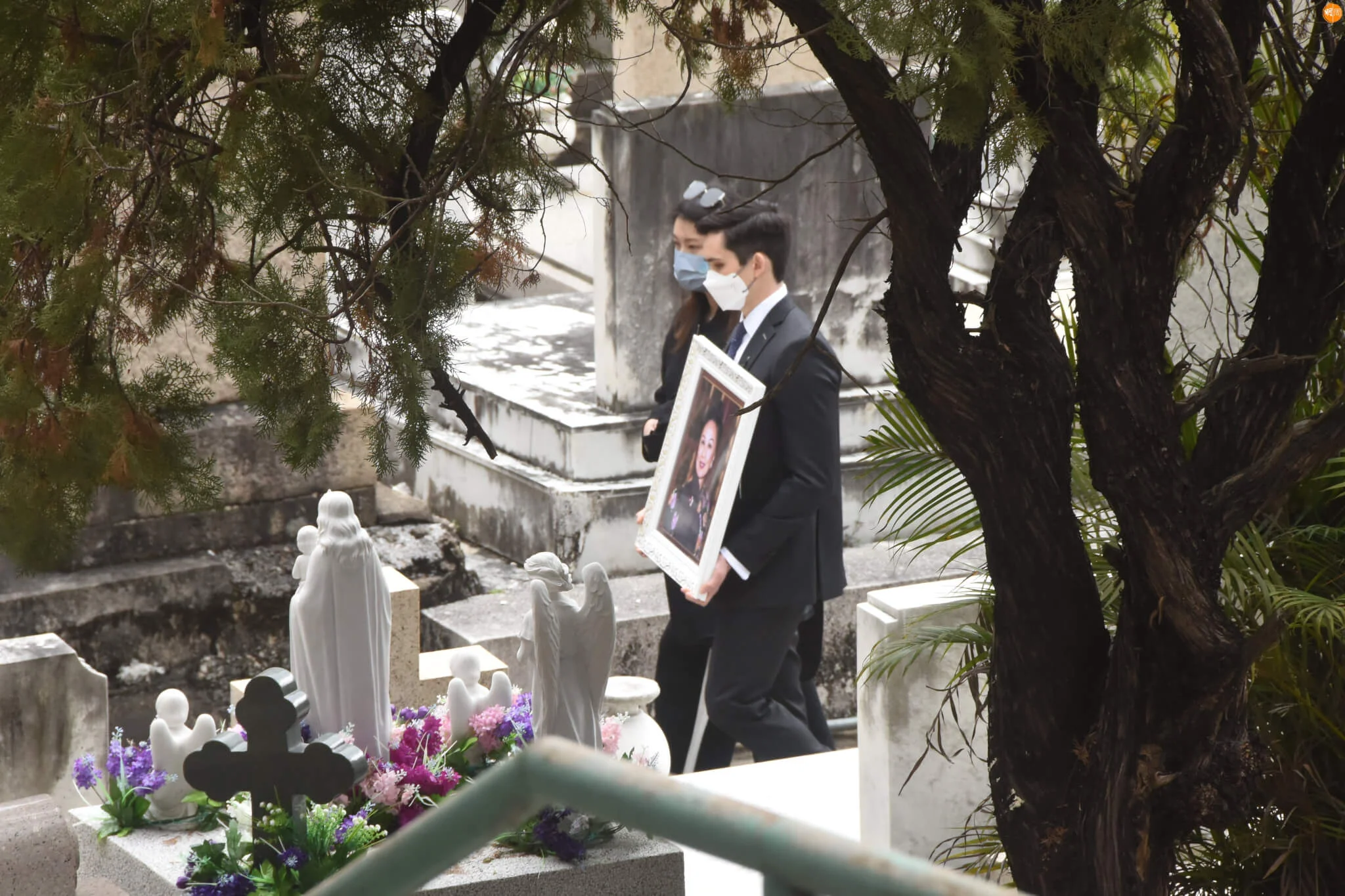 直播落葬儀式讓海外親友送別利孝和夫人長眠丈夫墓旁 本地 明周娛樂 直播落葬儀式讓海外親友送別利孝和夫人長眠丈夫墓旁 本地 明周娛樂