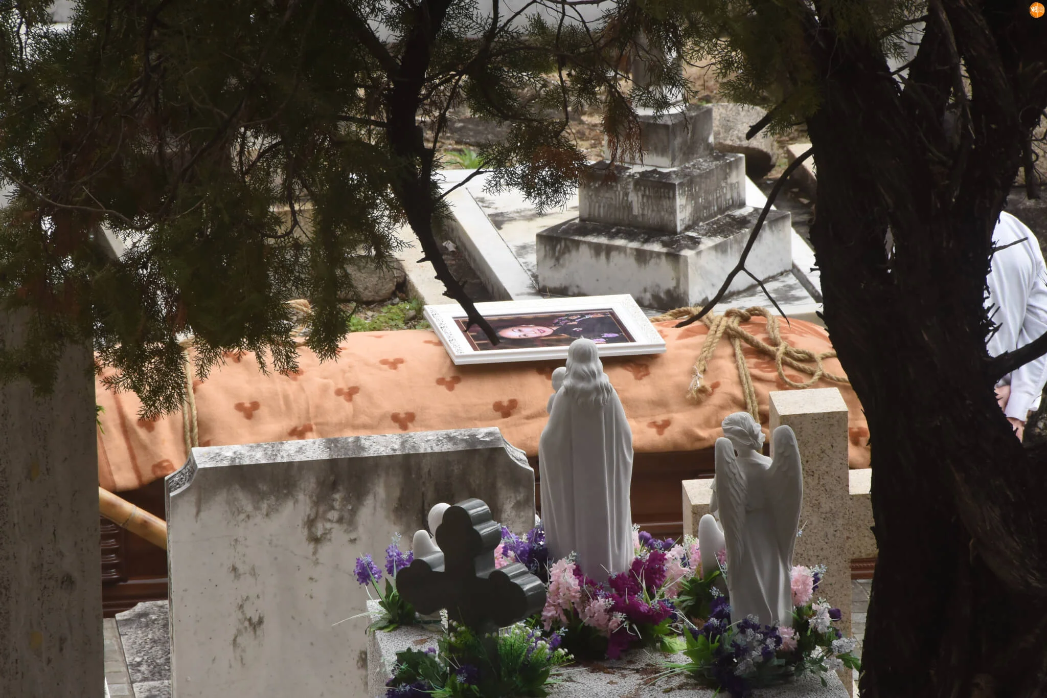 直播落葬儀式讓海外親友送別利孝和夫人長眠丈夫墓旁 本地 明周娛樂 直播落葬儀式讓海外親友送別利孝和夫人長眠丈夫墓旁 本地 明周娛樂