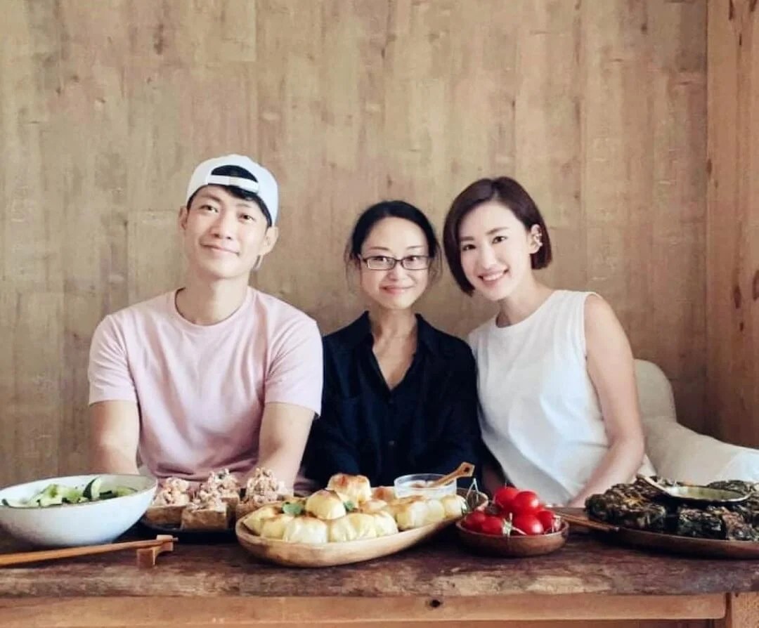 敖嘉年與蔣家旻感情要好,曾結伴與作家素黑聚會。