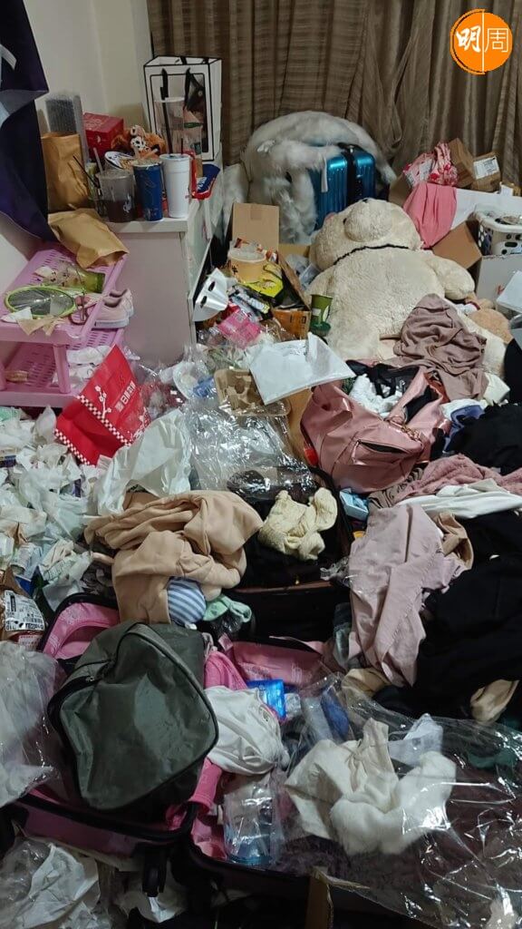 一位台灣媽媽因女兒在房中囤積雜物，屢勸不聽憤而拍照放上網，希望用群眾壓力令女兒改變。
