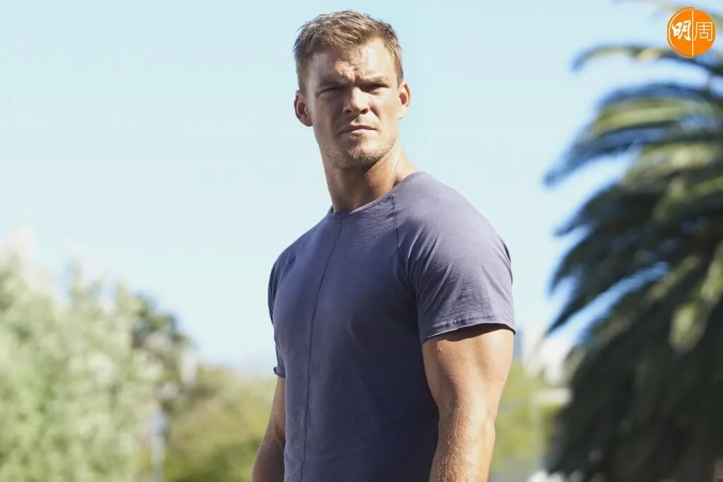 接近兩米高的阿倫烈治遜近日憑新版《烈探狙擊》劇集《Reacher》成功上位。