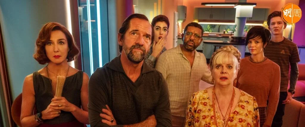 未來世界七個人類被困在智能住宅中,成為智能管家的禁臠。