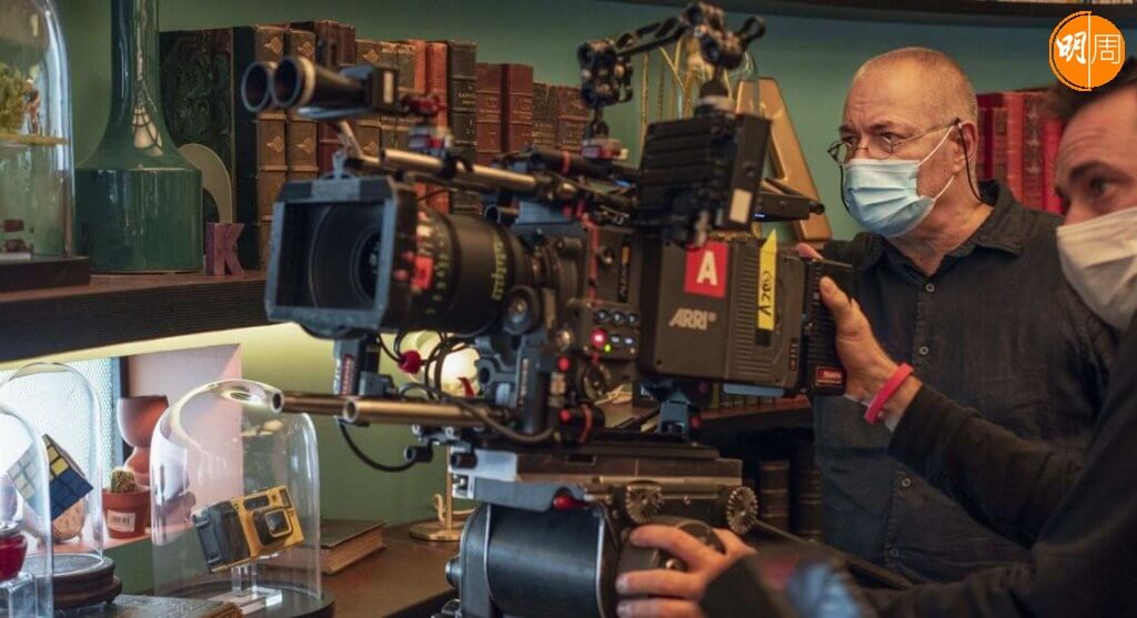 導演尚皮亞桑里兩年前幸獲Netflix投資，終可在疫情之中拍攝科幻新片《烏龍智能管家》。