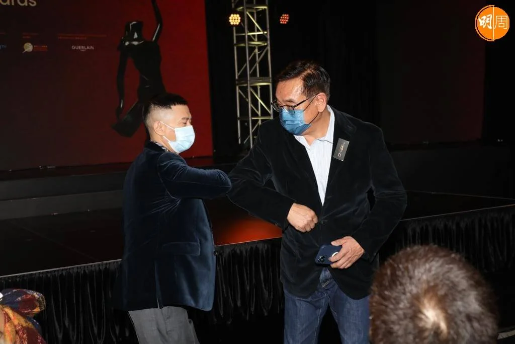 疫情下，打招呼都要改下。