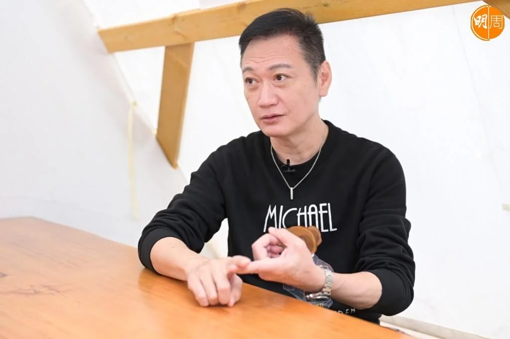 他笑言發夢也想不到要跳舞，以前一定耍手擰頭。