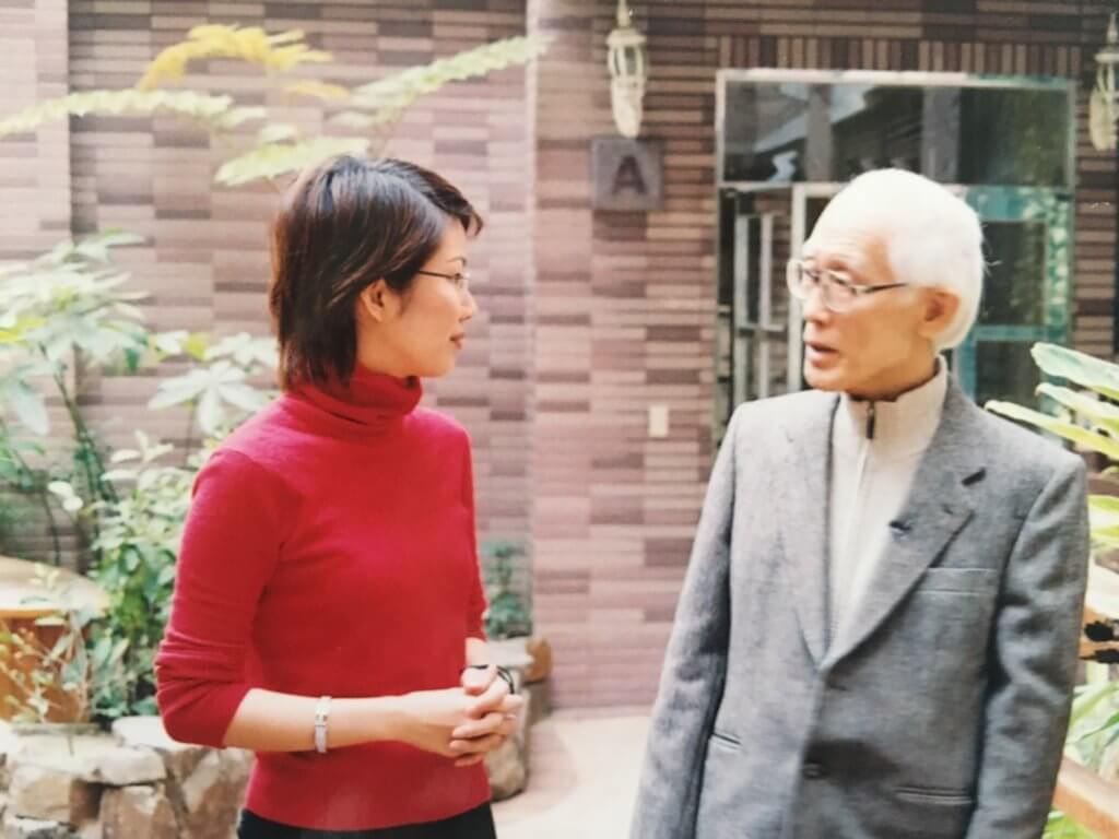 當年做新聞記者，曾赴台灣採訪當代著名作家及學者余光中。
