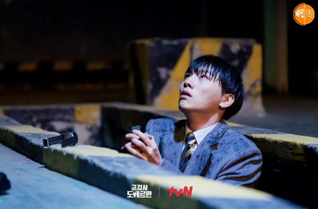 金右錫在劇中是財閥三代盧泰南，自小生活在野心勃勃的團長母親身邊，經常受到虐打。