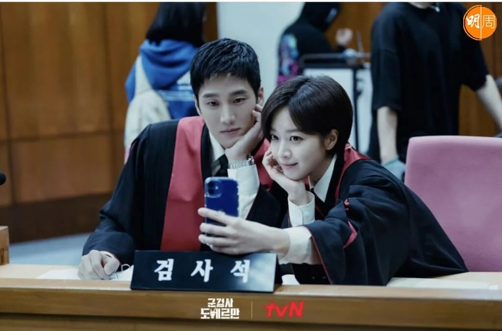 安普賢及曹寶兒這對軍檢官，為了替家人復仇，出盡八寶打擊權貴。