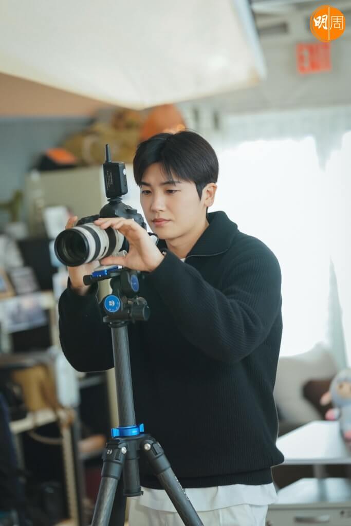 朴炯植飾演新人攝影師，默默守護韓韶禧飾演的恩秀。