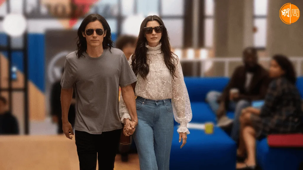 真人真事新劇《初創玩家》由謝勒力圖與安妮夏菲維共同監製及主演,謝勒再玩易容,令人認不出真實的他(下圖)。