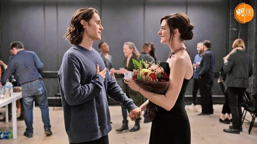 安妮劇中未能發展自己喜愛的演藝事業,幸有丈夫安慰。