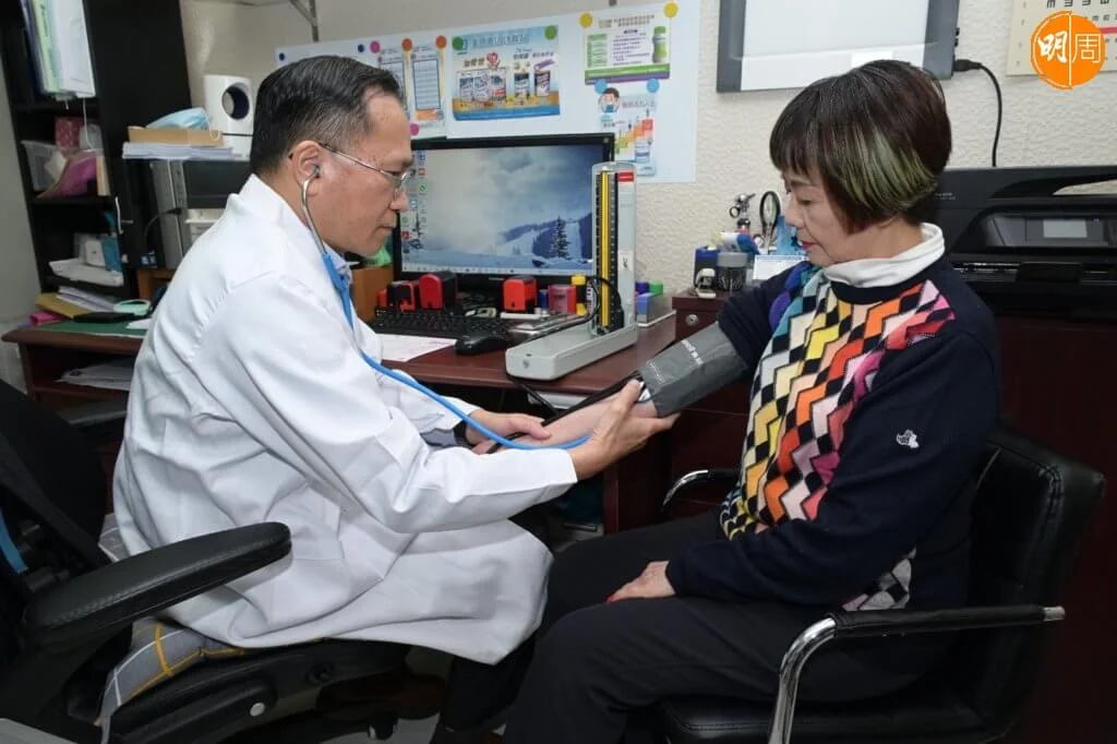 長者缺乏運動肌肉無力，容易增加跌倒風險。